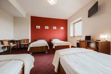 Фото номера Четырехместный номер с собственной ванной комнатой Отель Hotel Aviator г. Kamień Śląski 5